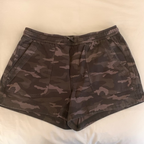 Athleta Farralon shorts, Size 12, Fatigue green, 4 inch inseam - Picture 1 of 4